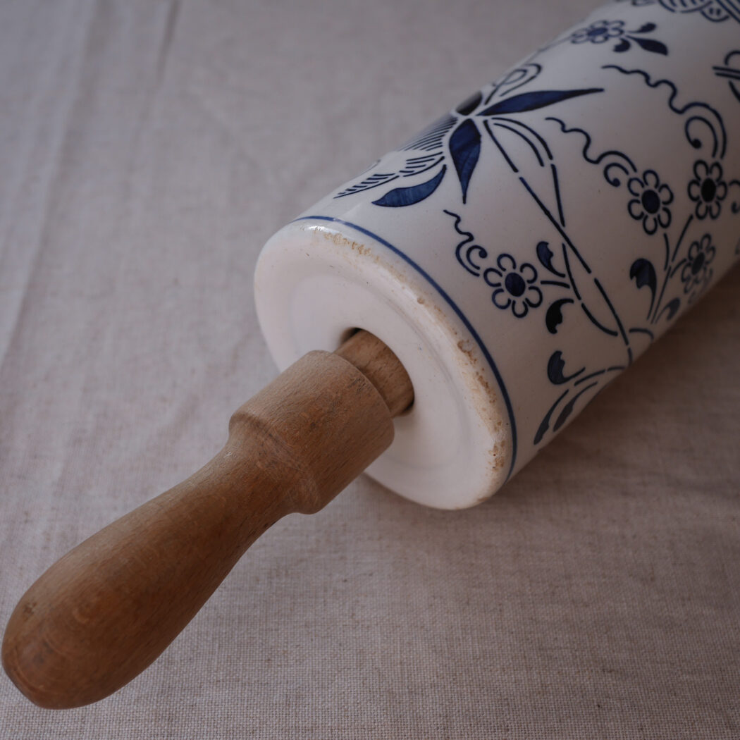 Porcelænskagerulle med Blå Motiver 2