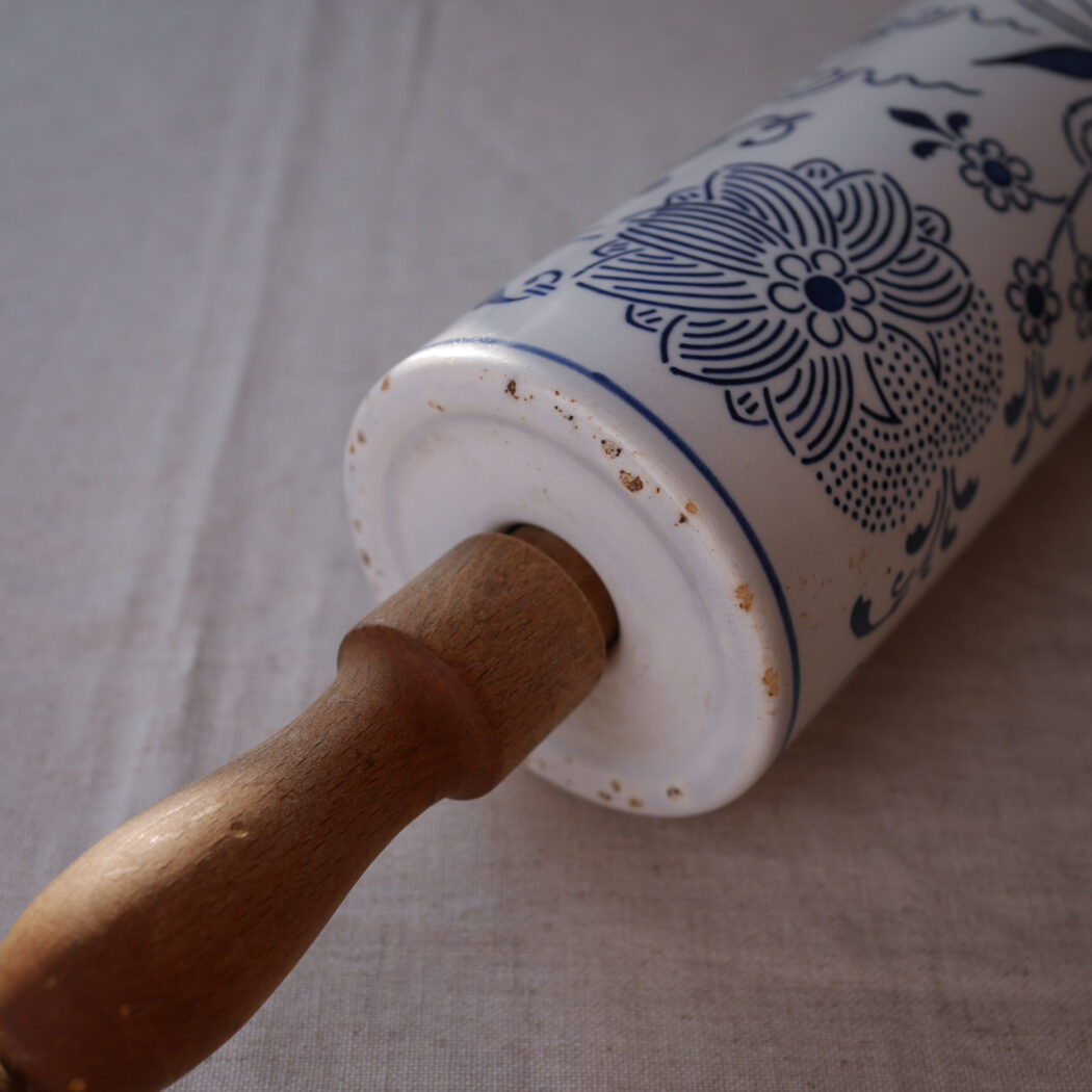 Porcelænskagerulle med Blå Motiver 3