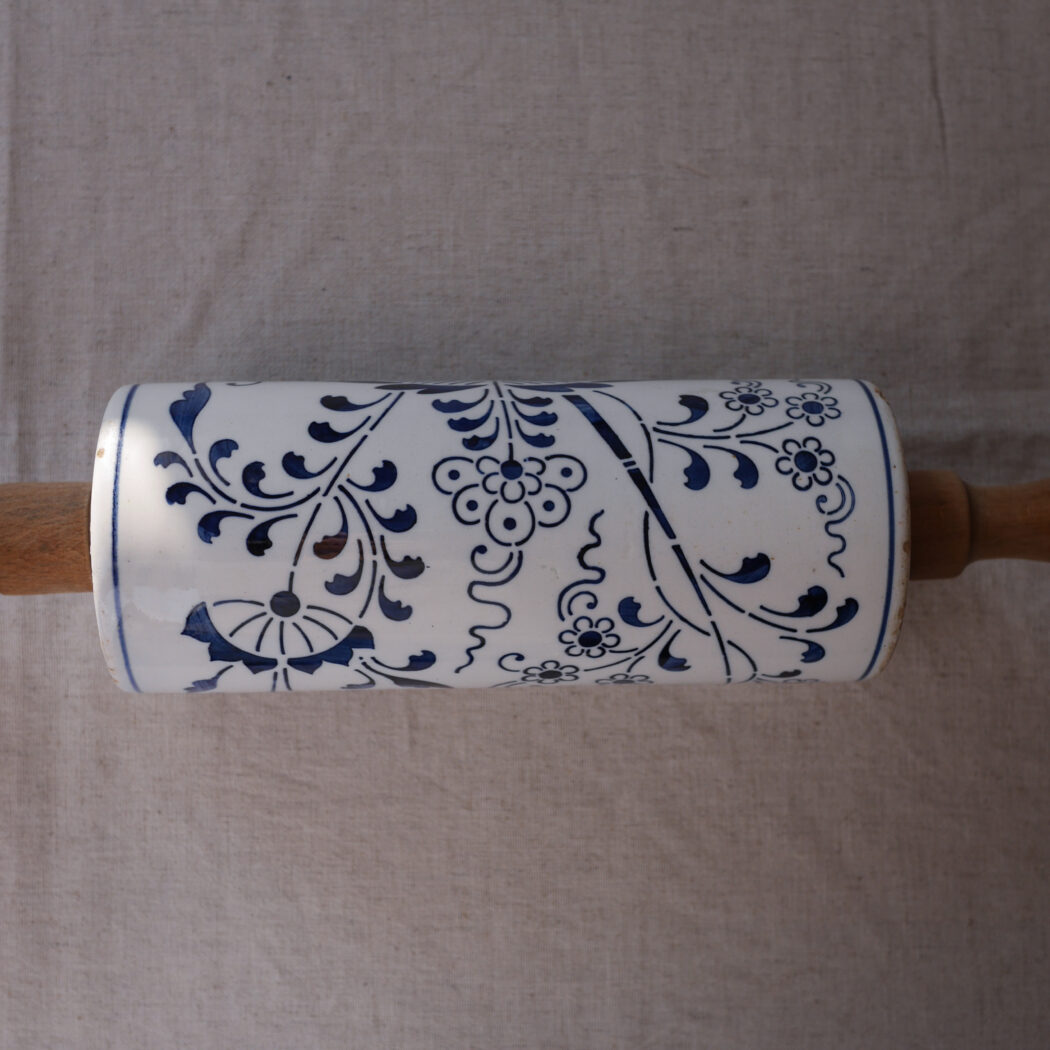 Porcelænskagerulle med Blå Motiver 4