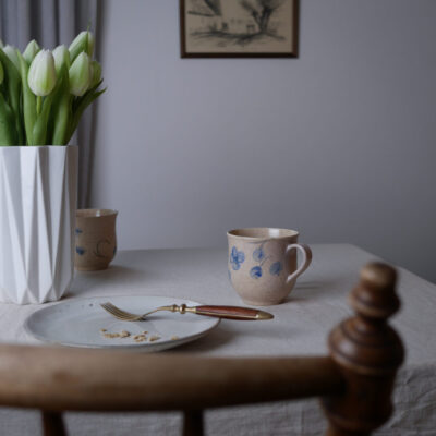 Beige Krus med Blå Blomster