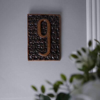 Stort Brunt Husnummer, Nr. 9