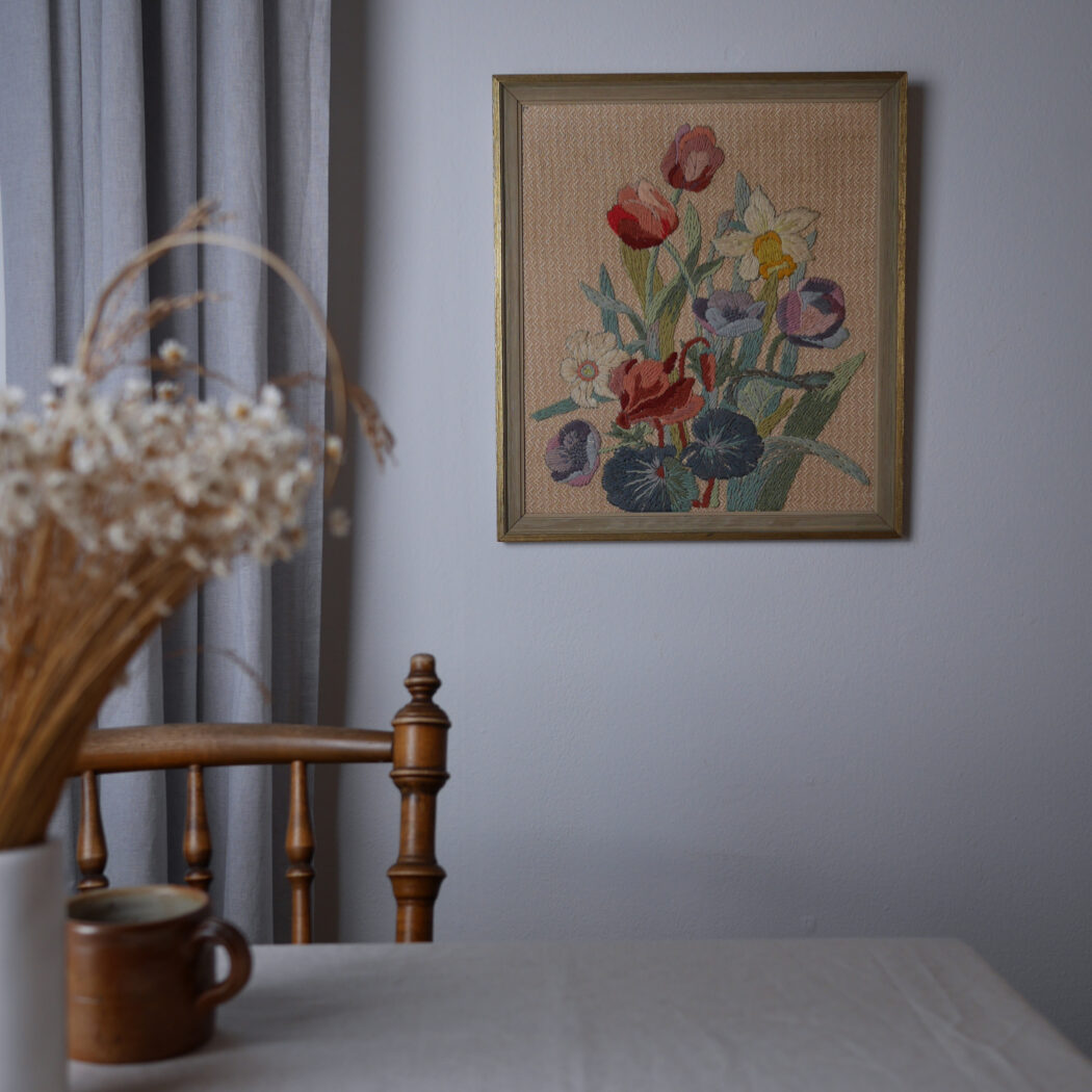 Billede med Broderede Blomster