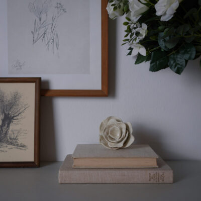 Håndlavet Hvid Blomst i Keramik