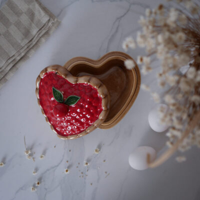 Hjerteformet Lågkrukke med Røde Bær
