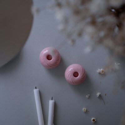 Lyserøde Swirl Kertestager, 2 stk.
