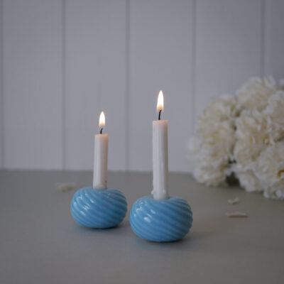 Lyseblå Swirl Kertestager, 2 stk.