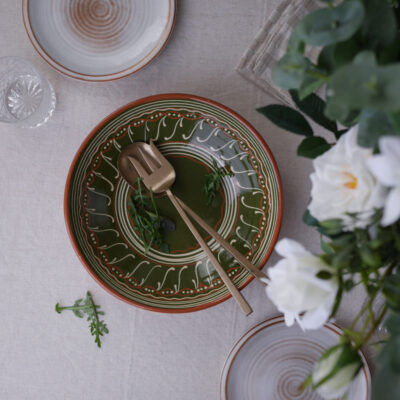 Grøn Keramikskål med Lyse Dekorationer