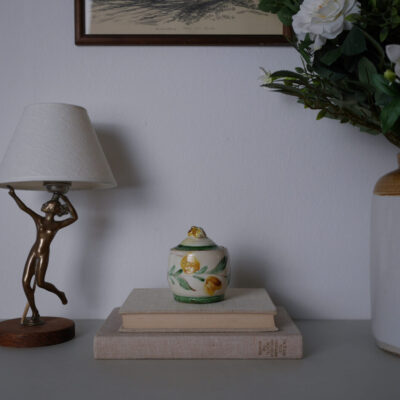 Lille Håndlavet Lågkrukke med Gule Blomster