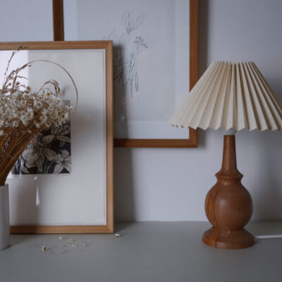 Lampe i Træ med Lys Skærm