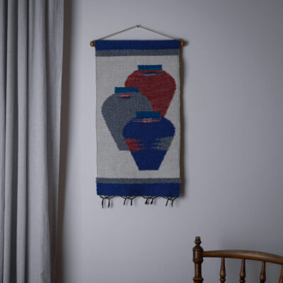 Vægtæppe med Farvede Krukker