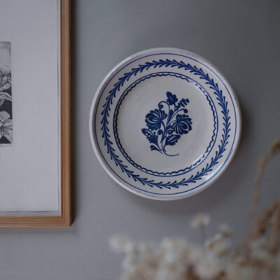 Hvid Vintage Platte med Blå Dekorationer