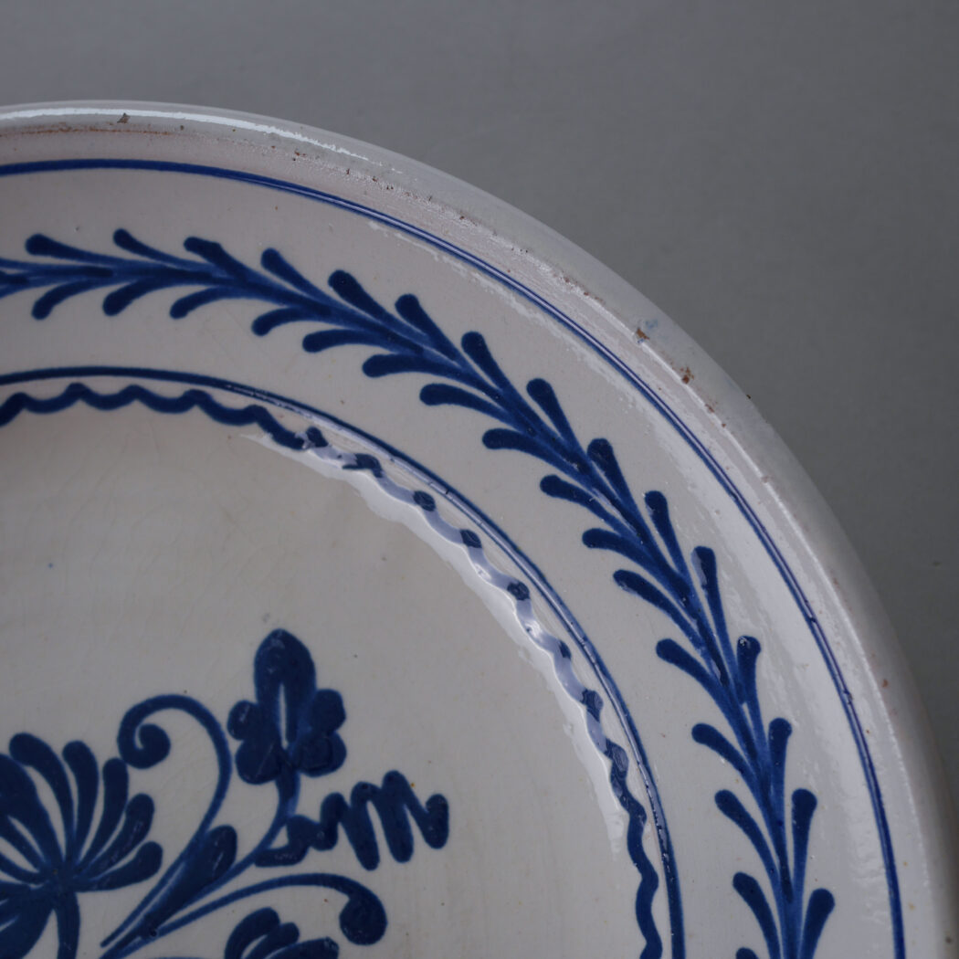 Hvid Vintage Platte med Blå Dekorationer 2