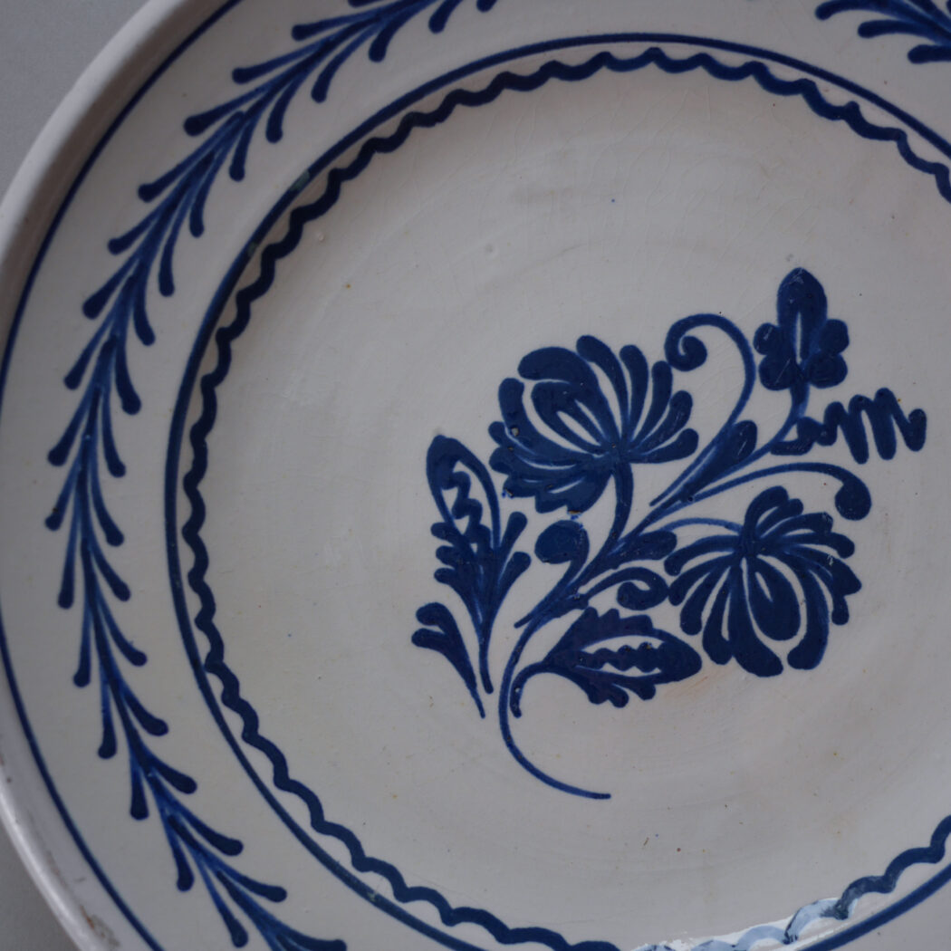 Hvid Vintage Platte med Blå Dekorationer 4