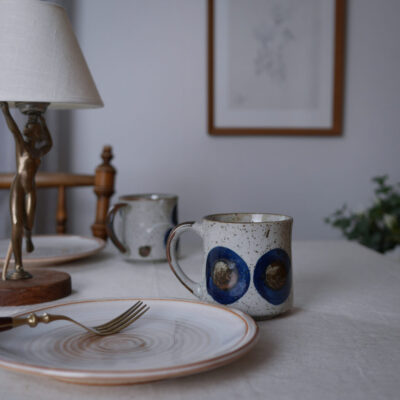 Gråt Keramikkrus med Blå Motiver