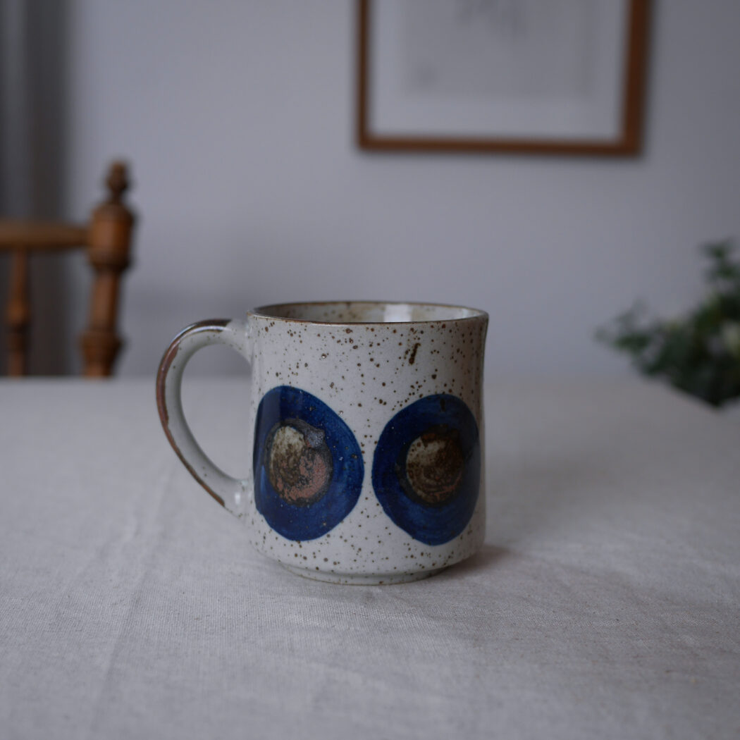 Gråt Keramikkrus med Blå Motiver 1
