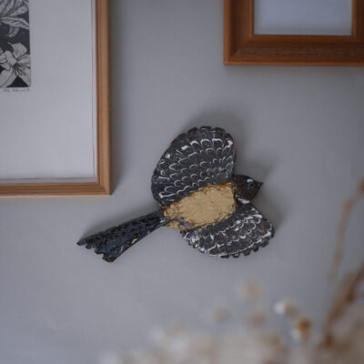 Brun Fugl til Væggen