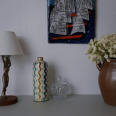 Ældre Lys Keramik Vase med Farverige Mønstre