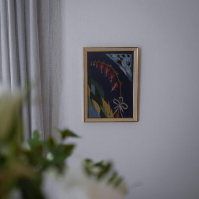 Broderet Billede med Rød Blomst