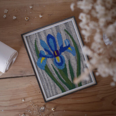 Lille Broderet Billede med Blå Blomst