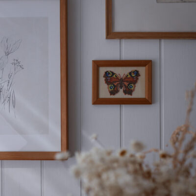 Lille Broderet Billede med Sommerfugl