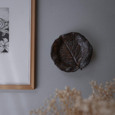 Brunt Blad i Keramik til Ophæng