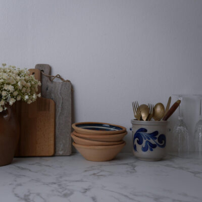 Grå Bestikkrukke med Blå Dekorationer