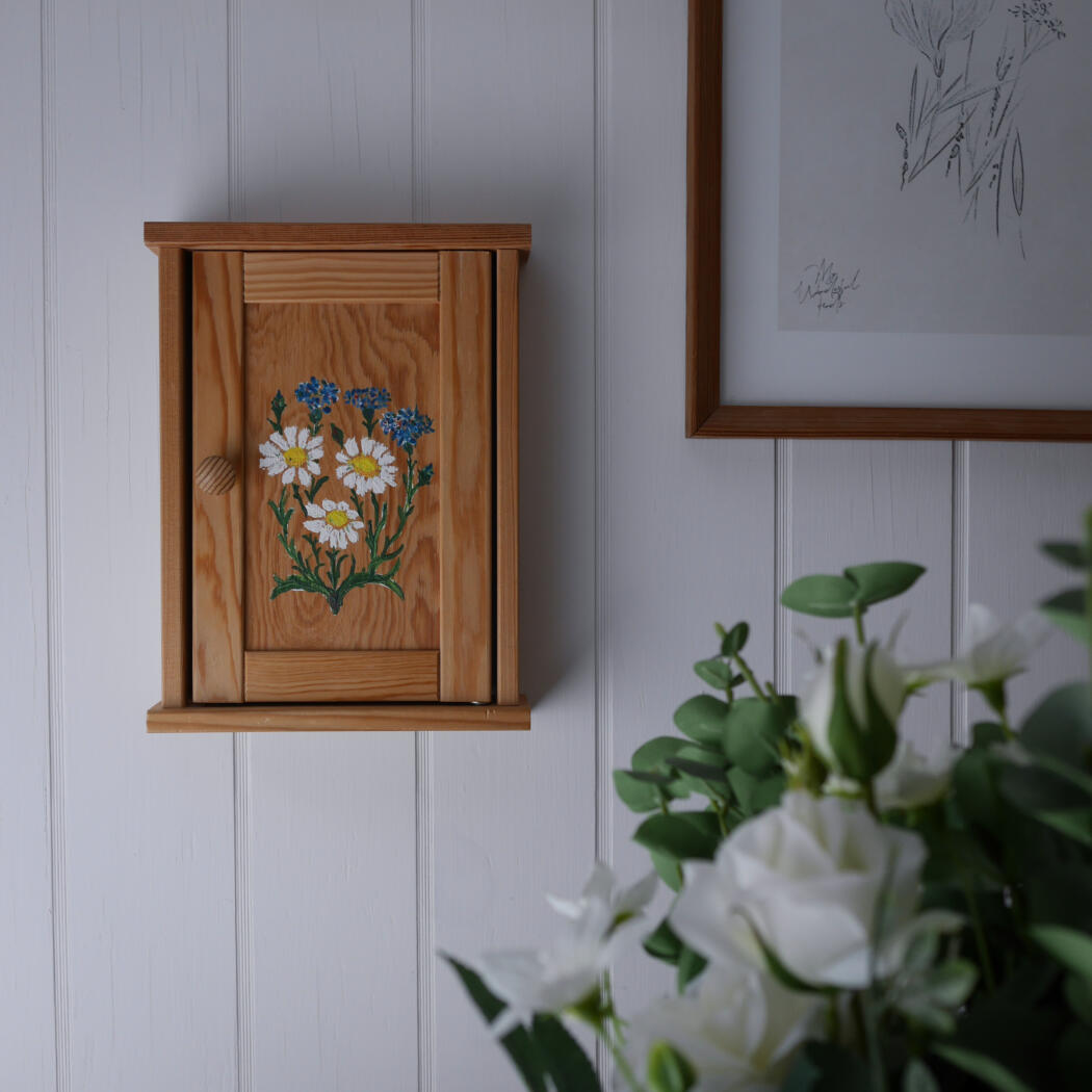 Nøgleskab i Træ med Håndmalede Blomster