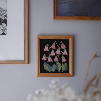 Lille Vævet Billede med Lyserøde Klokkeblomster