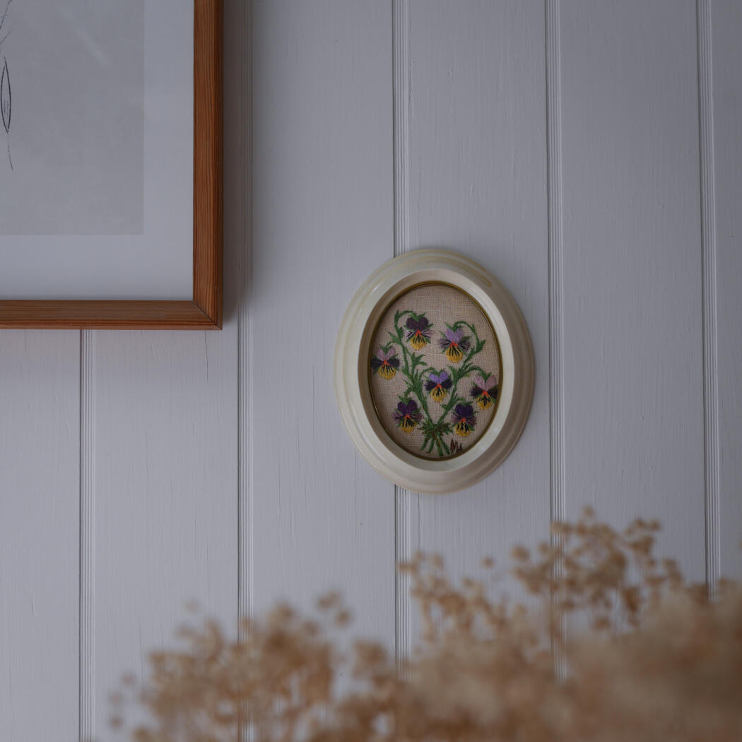 Lille Ovalt Billede med Broderede Blomster
