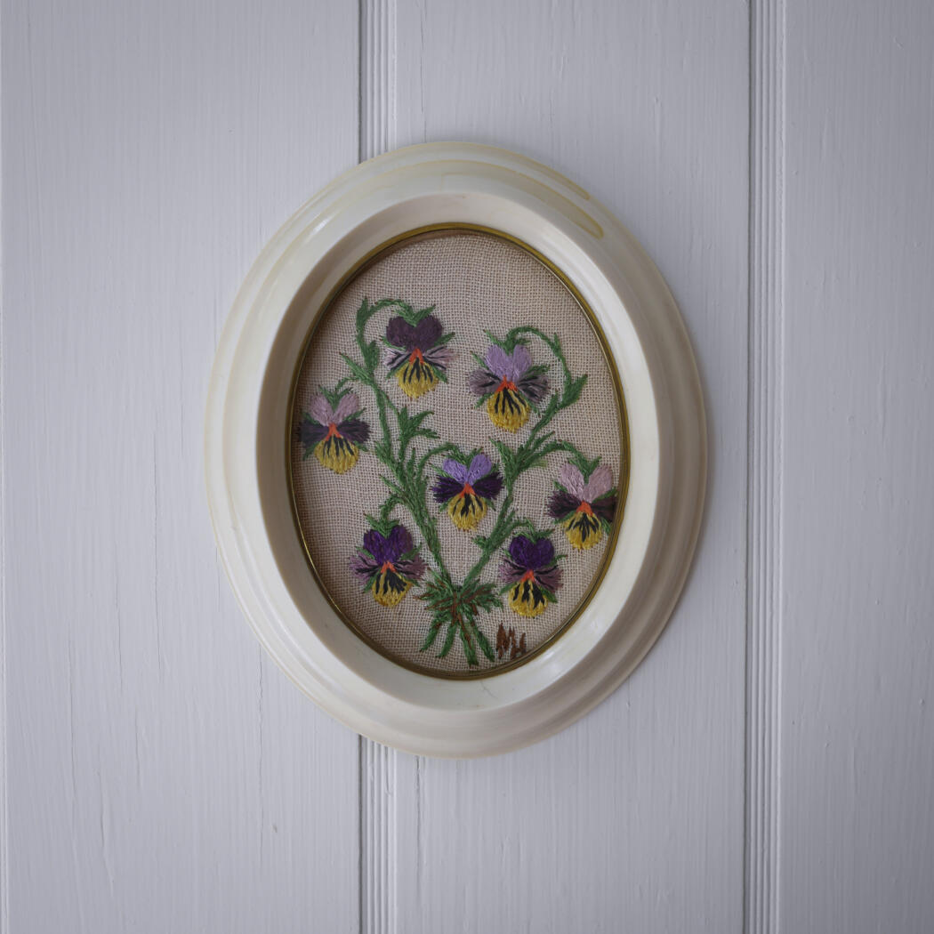 Lille Ovalt Billede med Broderede Blomster 1