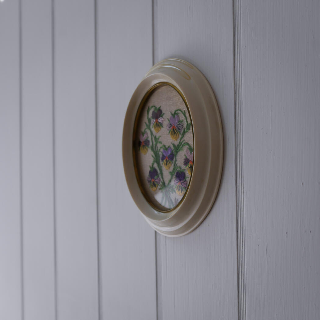 Lille Ovalt Billede med Broderede Blomster 2