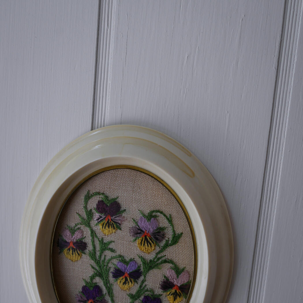 Lille Ovalt Billede med Broderede Blomster 3