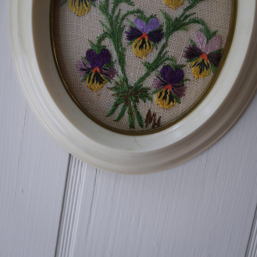 Lille Ovalt Billede med Broderede Blomster 4