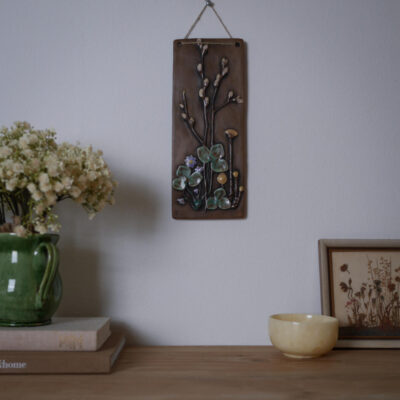 Højt Brunt Relief med Blomster & Grene