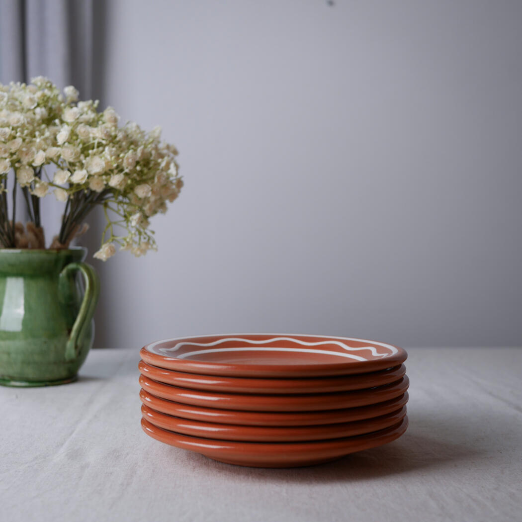 Brune Lertallerkner med Lyse Dekorationer, 6 stk. 1