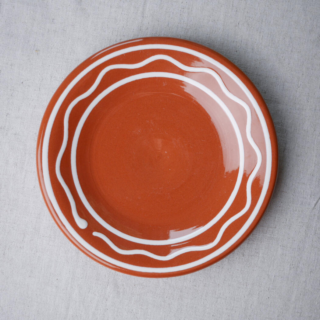 Brune Lertallerkner med Lyse Dekorationer, 6 stk. 4