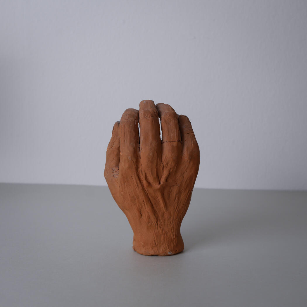 Skulpturel Hånd i Keramik 2