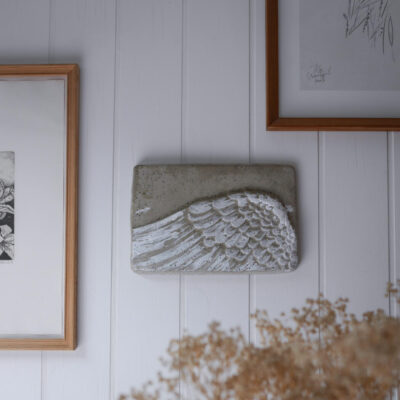 Cement Relief med Vinge