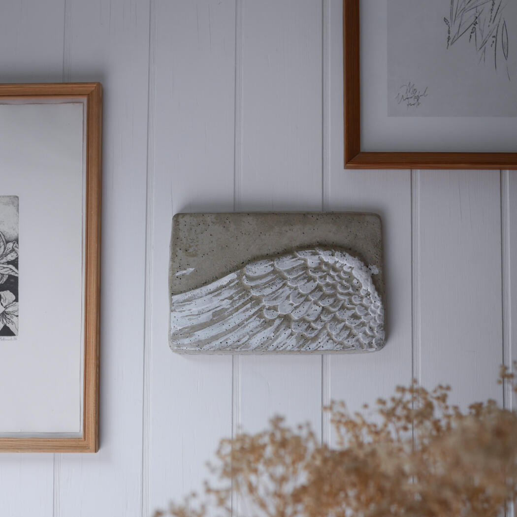 Cement Relief med Vinge