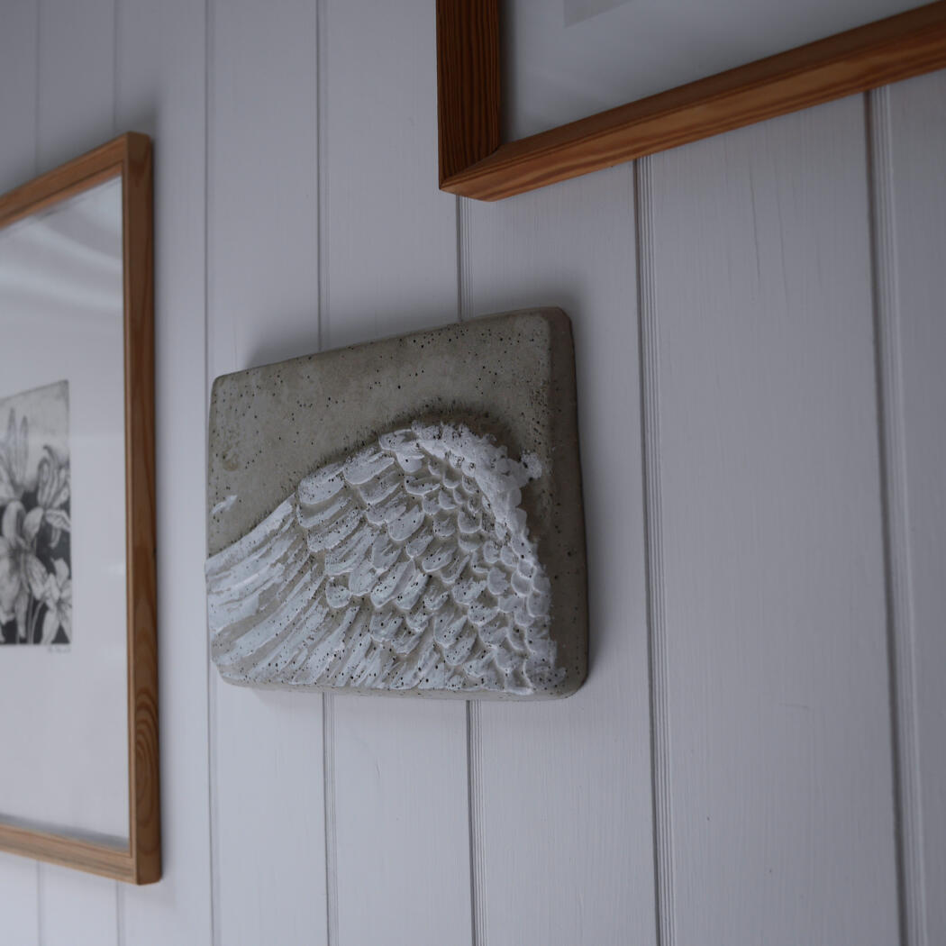 Cement Relief med Vinge 1