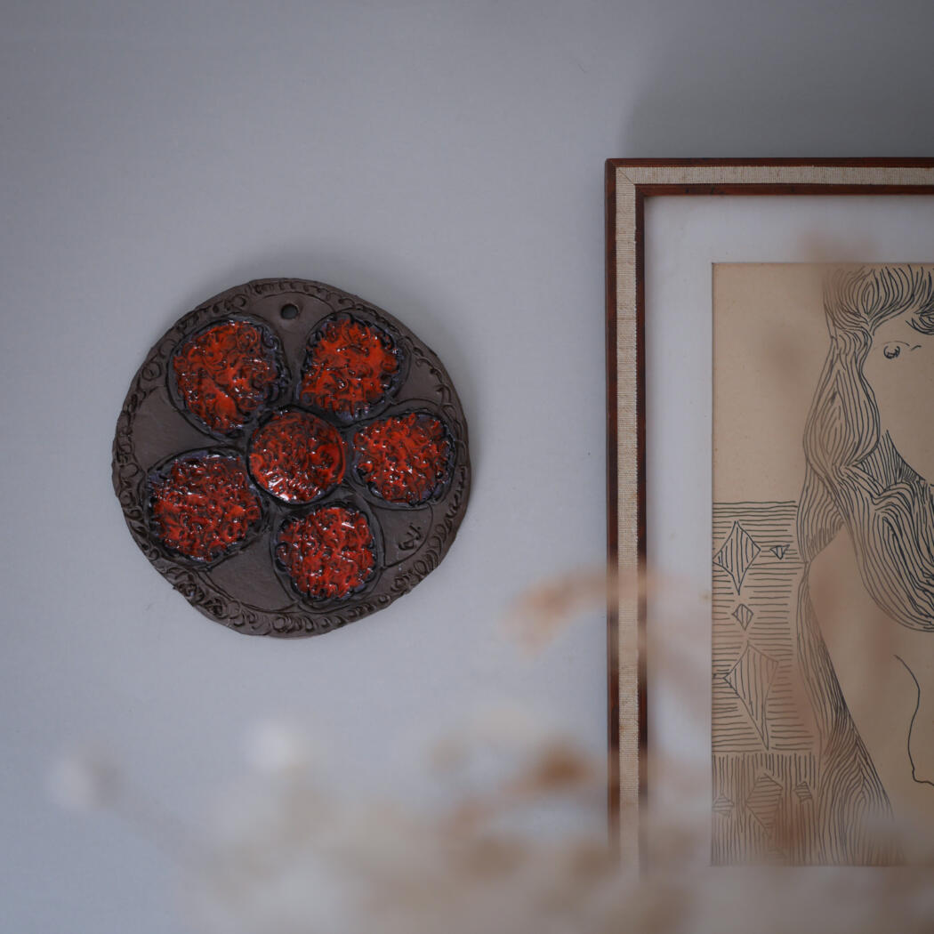 Rundt Relief med Orange Blomst