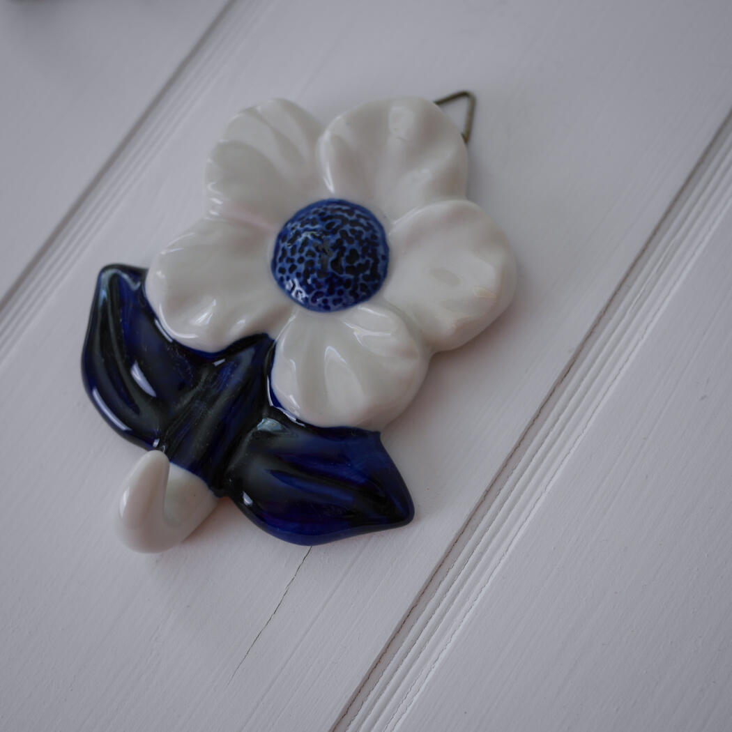 Hvid & Blå Blomster Porcelænsknage 1