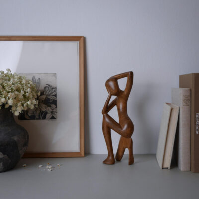Siddende Kvindefigur i Træ