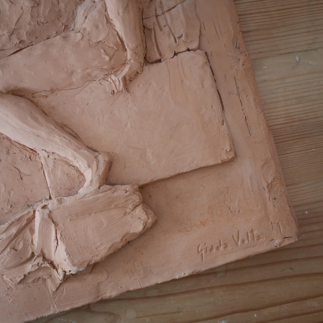 Stort Ler Relief med Mandemotiv 4