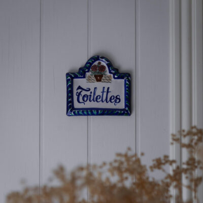 Siddende Rosa Fedtstensfigur