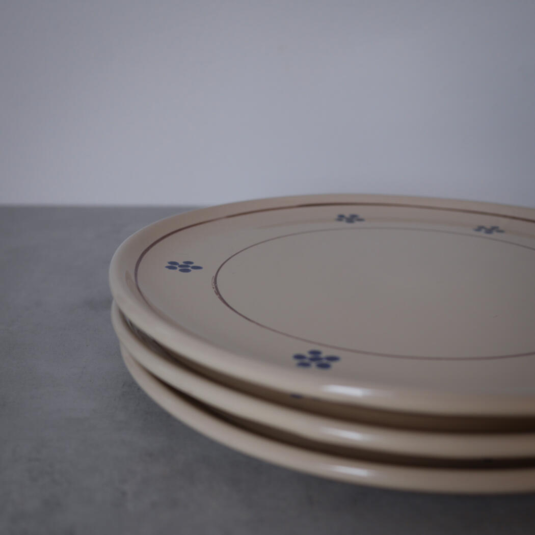 Beige Pizzafad med Blå Prikker 2