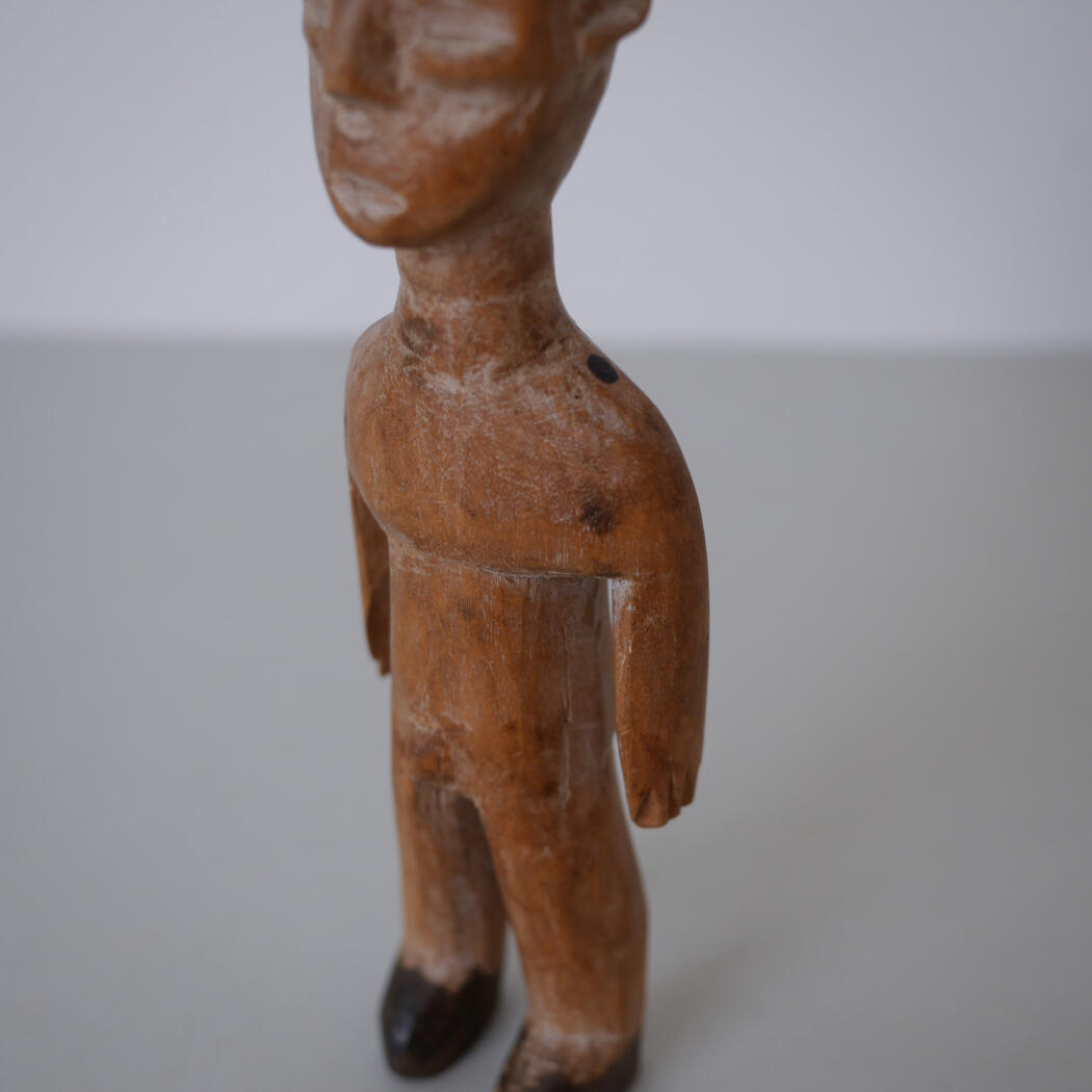 Håndskåret Træfigur 6