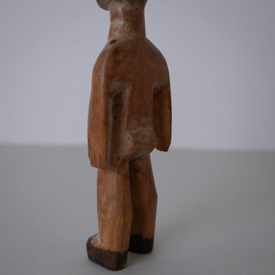 Håndskåret Træfigur 7