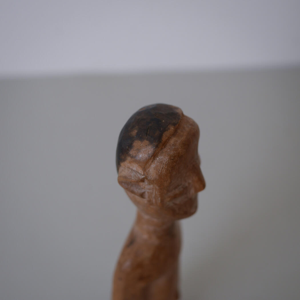 Håndskåret Træfigur 8