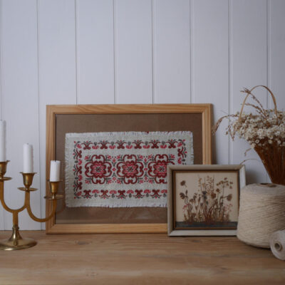 Broderi med Røde Blomster i Ramme